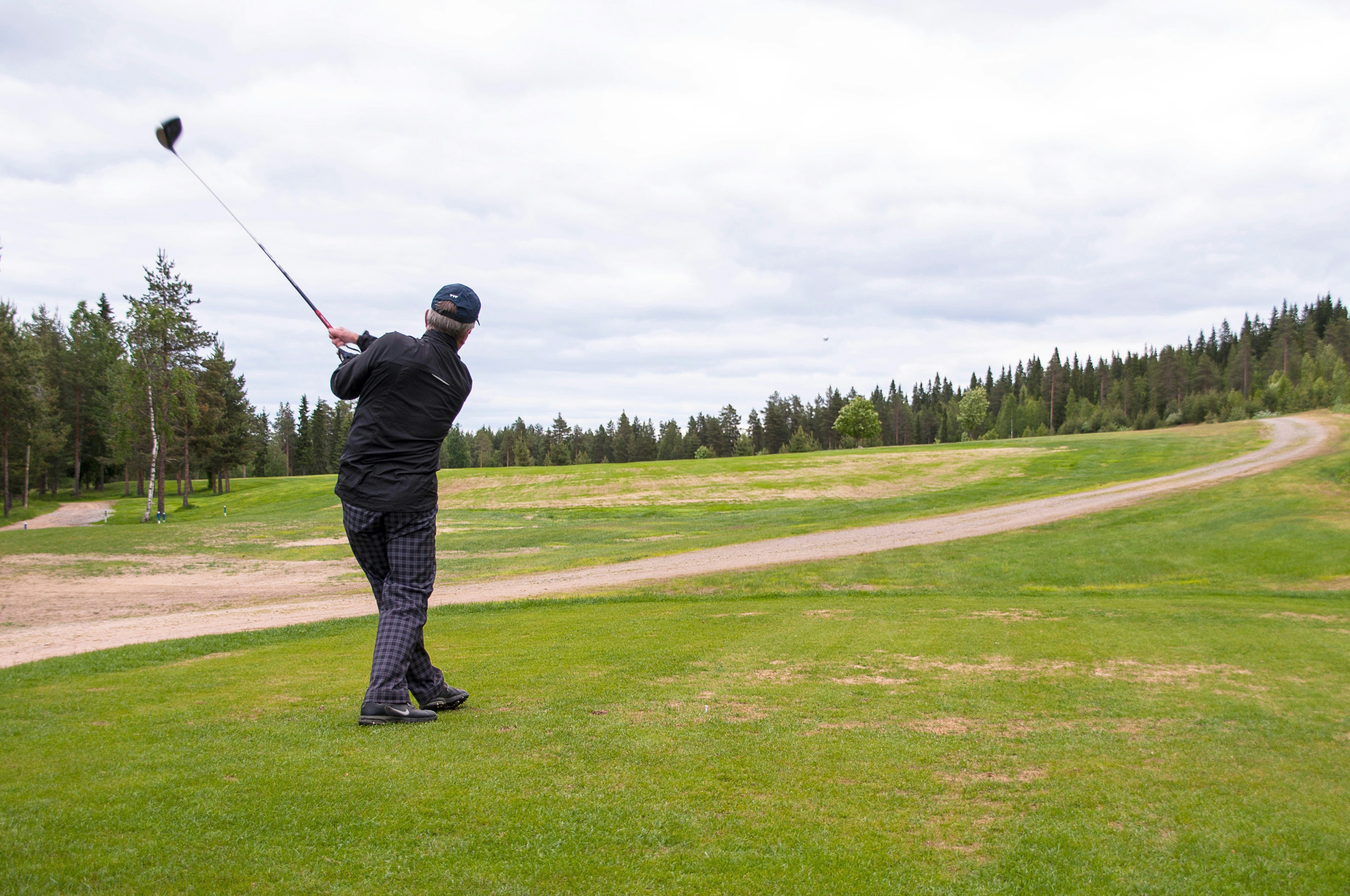 senior golfer driving the golf ball with one of the best drivers for seniors